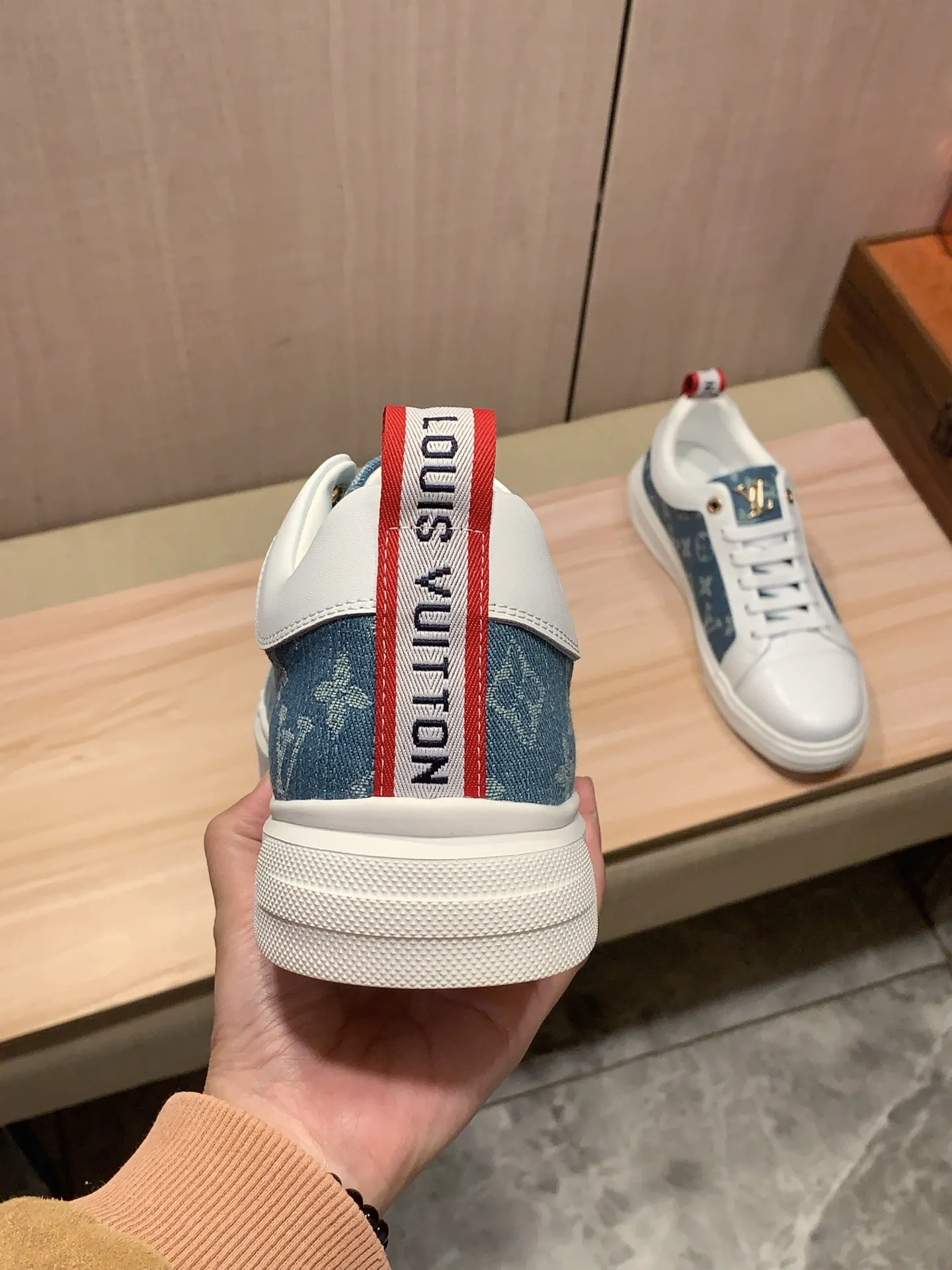 Men's Men's Shoes 💰420💰💰🎩🎩[Lightning][Lightning] "Lv*" The latest and most popular casual shoes, top brands [Seduce] Luxury ~ Purchasing Agency, Top ~ Quality. [Strong] The upper is made of imported breathable cowhide with material ➕ breathable sheepskin feet (•) and fine workmanship. The original stylish and stylish soft rubber wear-resistant and non-slip outsole is light and comfortable on the feet. The real thing looks better when photographed in person. 111: code: 38-44, 3️⃣ colors selected